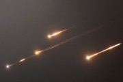 磁县伊朗以导弹齐射回应以色列的大规模袭击