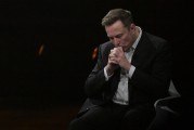 磁县特斯拉股价收涨超3%：特朗普无意沟通，马斯克父亲劝儿子低头